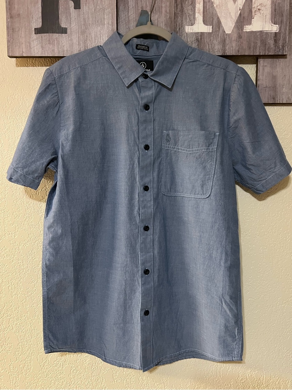 NWT Classic Fit Volcom Blue Men's Collared Button Down Shirt, size S-P.